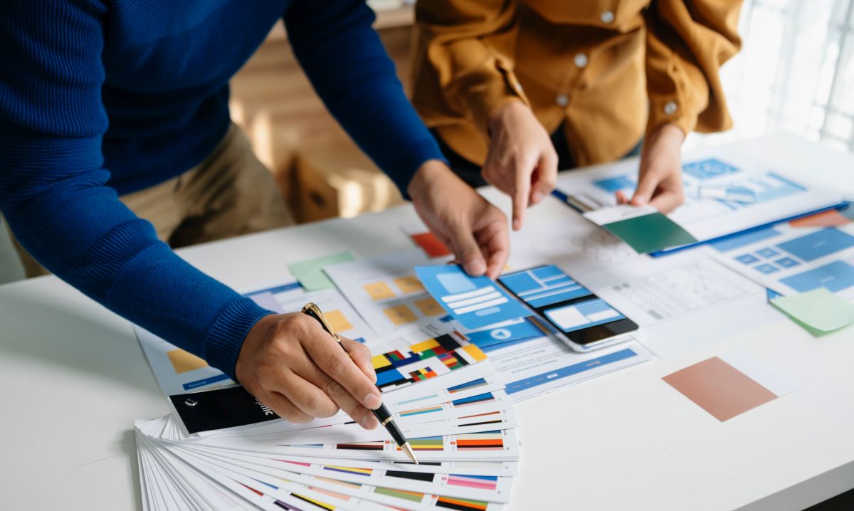 Equipo de diseño seleccionando paleta de colores para proyecto de branding