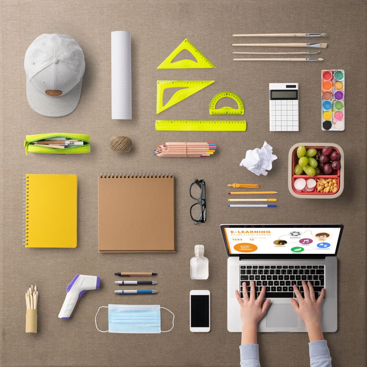 Espacio de trabajo creativo con herramientas de diseño digital